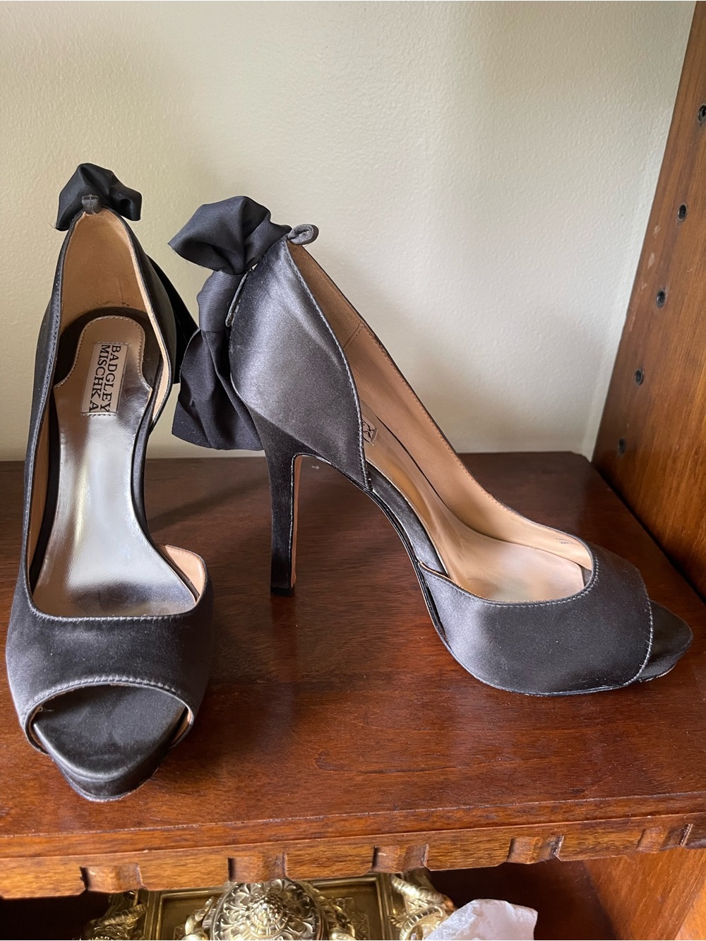 Badgley Mischka Grey Satin Bow Peep Toe Pumps Size 8M